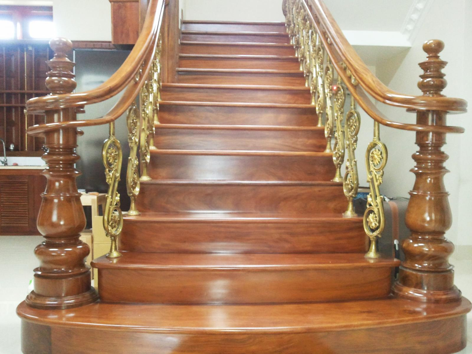 Cầu thang nhôm đúc thiết kế tay vịn gỗ