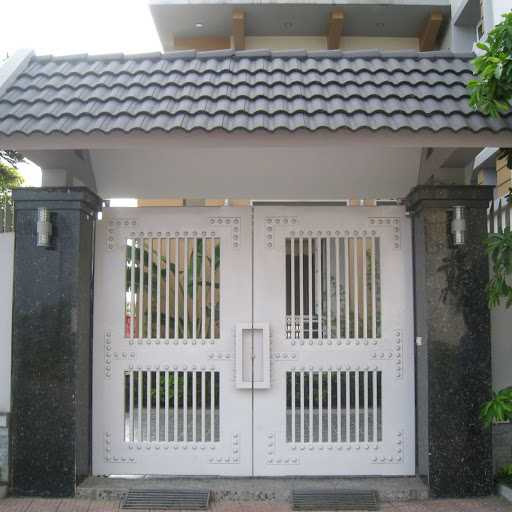 Mẫu cổng nhôm đơn giản màu trắng với chấm tròn quanh viền cổng