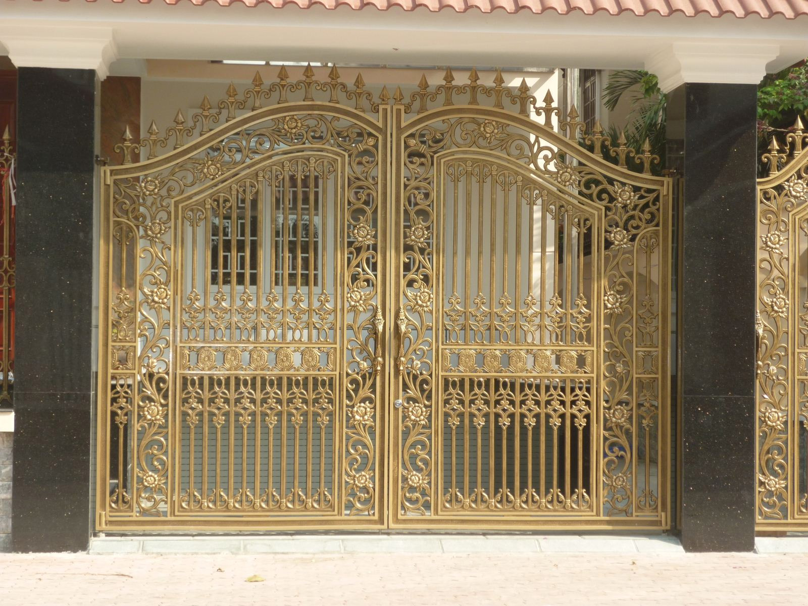 Mẫu cổng nhôm đúc 2 cánh hiện đại với họa tiết hoa lá bao quanh