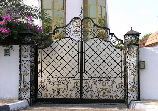 Mẫu cổng nhôm đúc hiện đại với họa tiết hoa lá mềm mại