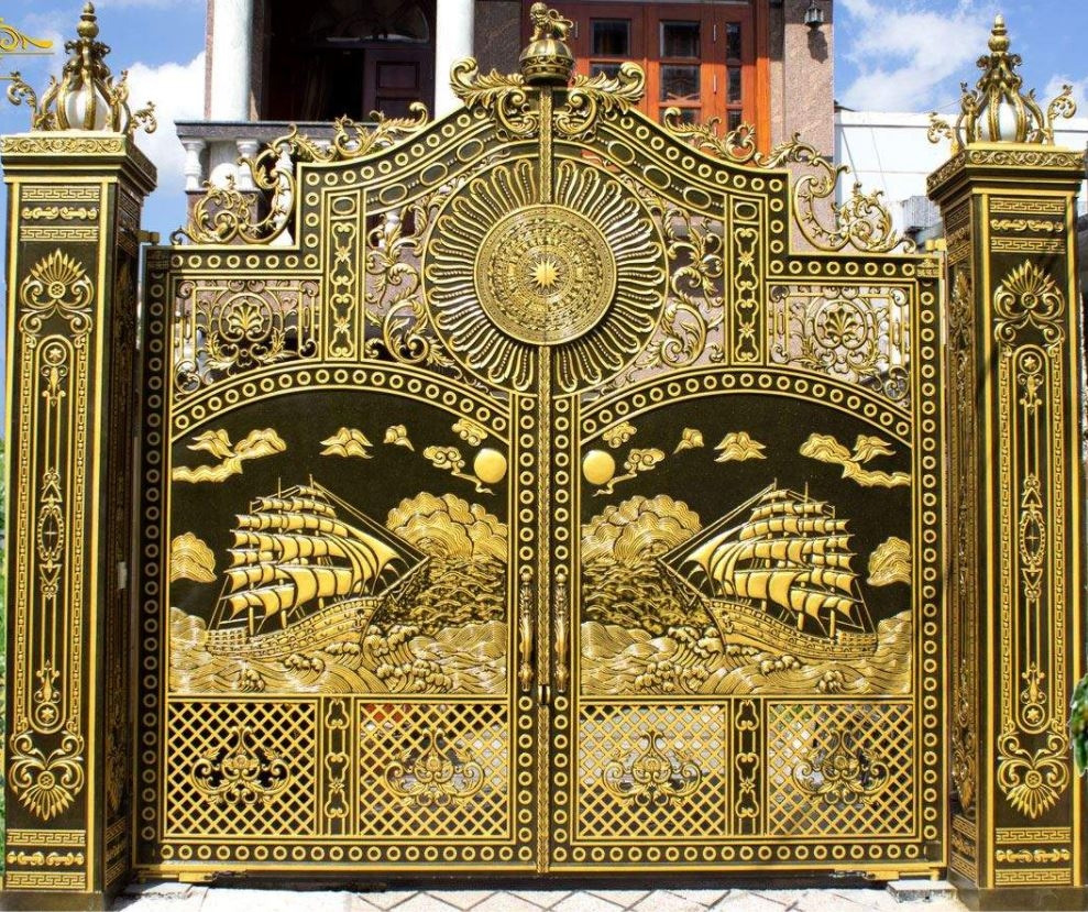 Mẫu cổng nhôm đúc hoa lá tây màu đen viền vàng dành cho biệt thự tân cổ điển
