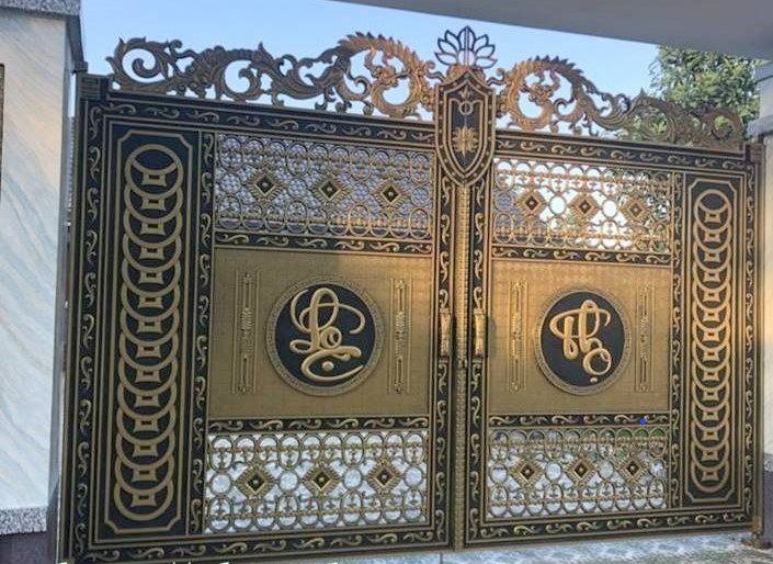 Mẫu cổng nhôm đúc phong thủy khắc chữ “Lộc - Thọ” cầu tài lộc, trường thọ